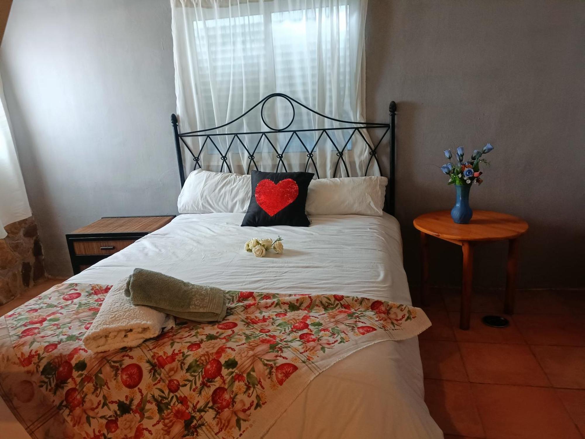 Bedroom With Private Bathroom And Two-Bedroom Family Suite In Quiet Forest Country House 80M2 Large Swimming Pool Music Town Lliria The Garden And Swimmingpool And Garden Are Shared Værelse billede